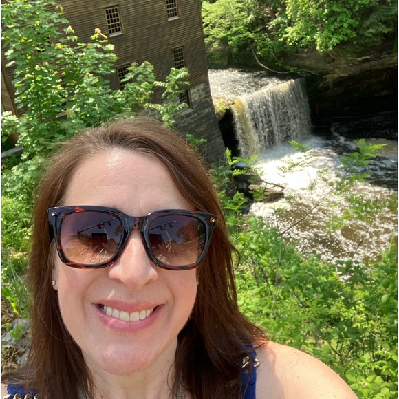 Meet your Posher, Christie - Picture 1 of 2